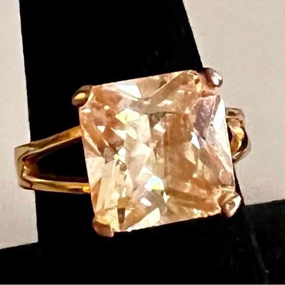 VINTAGE - Estate Sale Find! Radiant Gold Ring with Gorgeous Square Gemstone - Picture 6 of 16